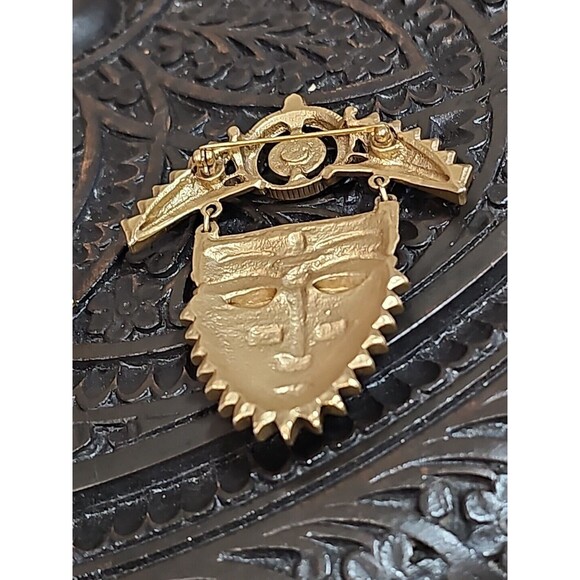 Vintage Avon Gold Tone African Mask Brooch & Earrings Set Aztec Mayan Tribal - Picture 3 of 10